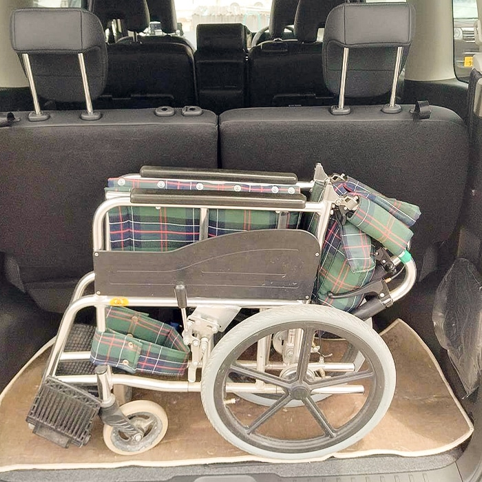 野田タクシーの車の荷台に車いすが載せられることがわかる画像
